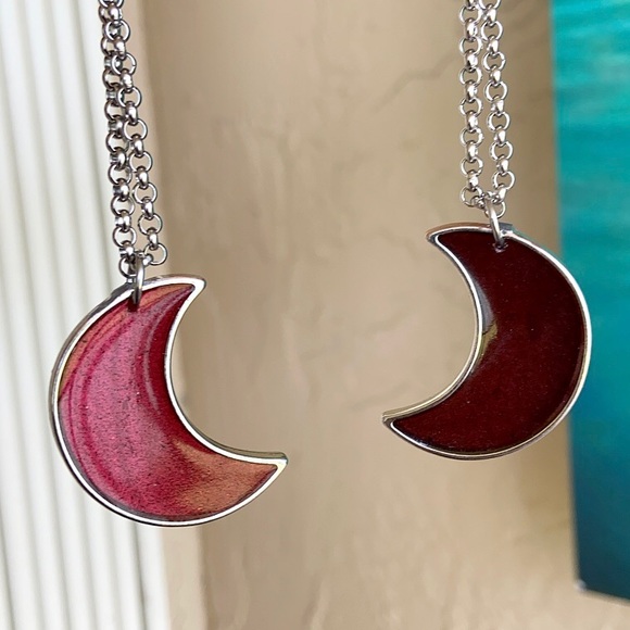 Red epoxy & glitter resin crecent moon necklace - Picture 5 of 10